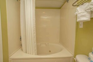 Combined shower/bathtub, hair dryer, towels, shampoo - Boardwalk 539 (Myrtle Beach)