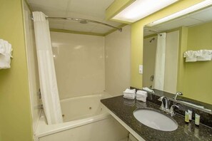 Combined shower/bathtub, hair dryer, towels, shampoo - Boardwalk 540 (Myrtle Beach)