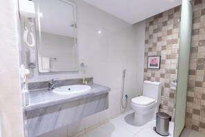 A bathroom with a marble sink, a toilet, and a shower. - Almuhaidb Sulaimanya Askary Hospital (Riyadh)