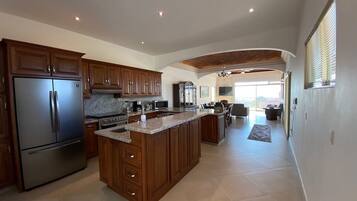 Geladeira, micro-ondas, fogão, cooktop