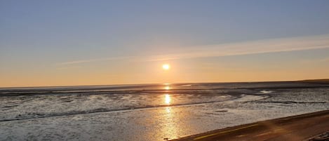 在海灘附近