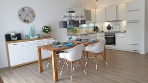 Kjøleskap, mikrobølgeovn, kokeplater og oppvaskmaskin