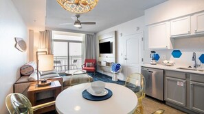 Fernseher, DVD-Player, Bücher, Stereoanlage