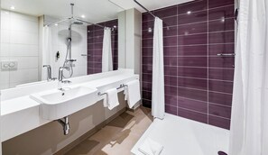 Doppelzimmer, rollstuhlgeeignete Dusche | Barrierefreies Bad