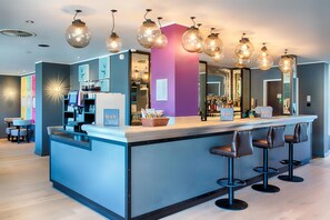 Bar (on property) - Premier Inn Lübeck City Stadtgraben (Lubeck)