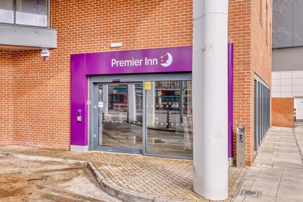 Exterior - Premier Inn London Uxbridge Town Centre (Uxbridge)