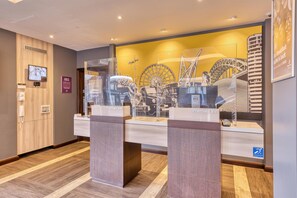 Reception - Premier Inn London Uxbridge Town Centre (Uxbridge)