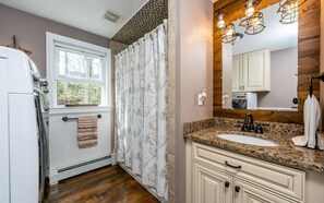 Ensemble douche/baignoire, sèche-cheveux, serviettes fournies, savon