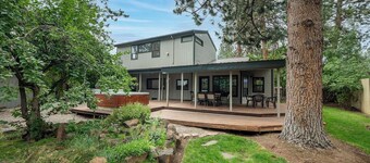 Family/pet friendly home, sleeps 8. Enjoy our game room & soak in the hot tub after exploring Bend. Less than 30 minutes to Mtn. Bachelor.
Vacation Home/ Midterm Stays/Corporate Housing