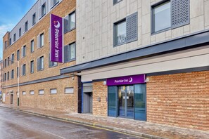 Exterior - Premier Inn London Romford Town Centre (Romford)