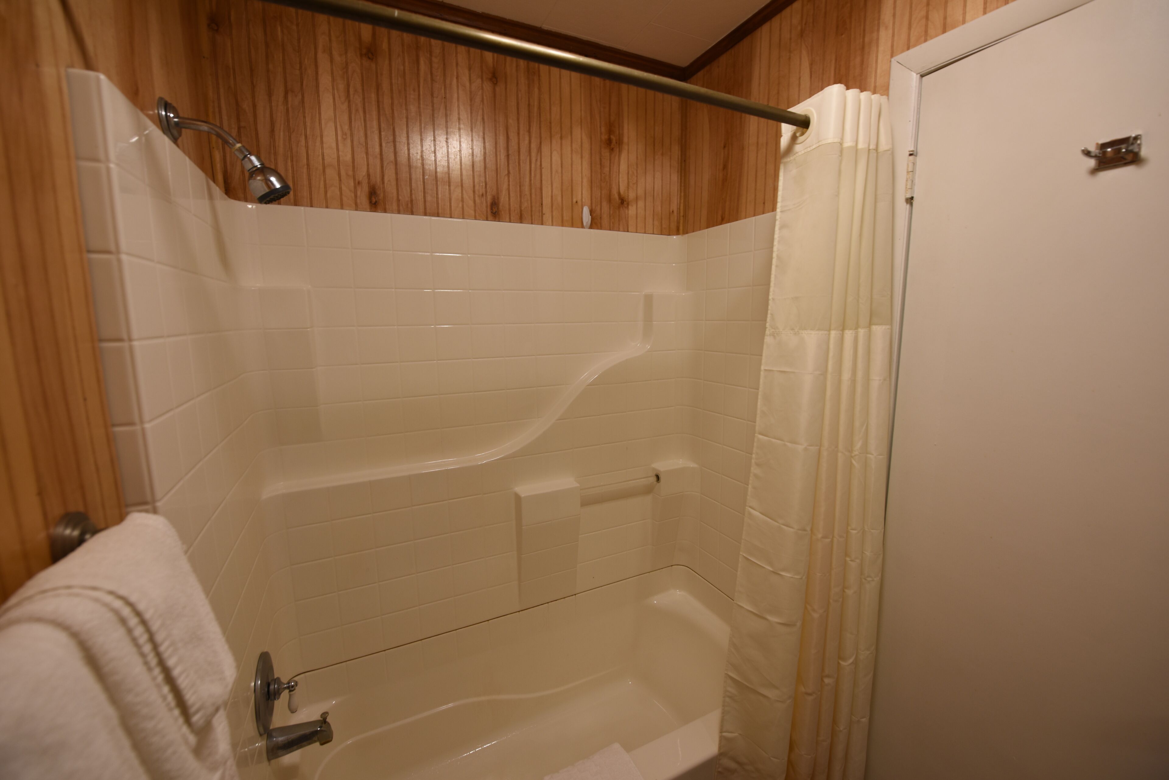 Combined shower/tub, towels, soap, toilet paper