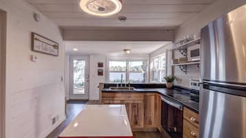 Een magnetron, een oven, een kookplaat, een koffiezetapparaat/waterkoker