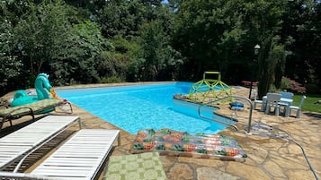 Una piscina al aire libre, una piscina climatizada