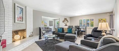 TV connectée, cheminée, lecteur de DVD, livres