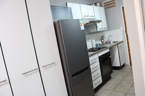 Een koelkast, een oven, een kookplaat