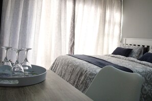 1 slaapkamer, een bureau, een strijkplank/strijkijzer, wifi