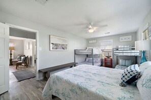 3 Schlafzimmer, Schreibtisch, Bügeleisen/Bügelbrett, Reisekinderbett