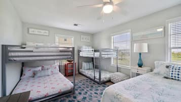 3 Schlafzimmer, Schreibtisch, Bügeleisen/Bügelbrett, Reisekinderbett