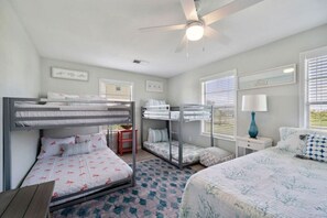 3 habitaciones, escritorio y tabla de planchar con plancha
