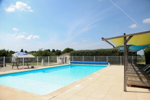 Una piscina al aire libre, una piscina climatizada