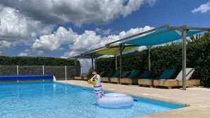 A swimming pool with lounge chairs and a shaded area. - Lodge Tent Prestige, swimmingpool and near all attractions of Dordogne (Jayac)