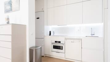 Een koelkast, een magnetron, een oven, een vaatwasser