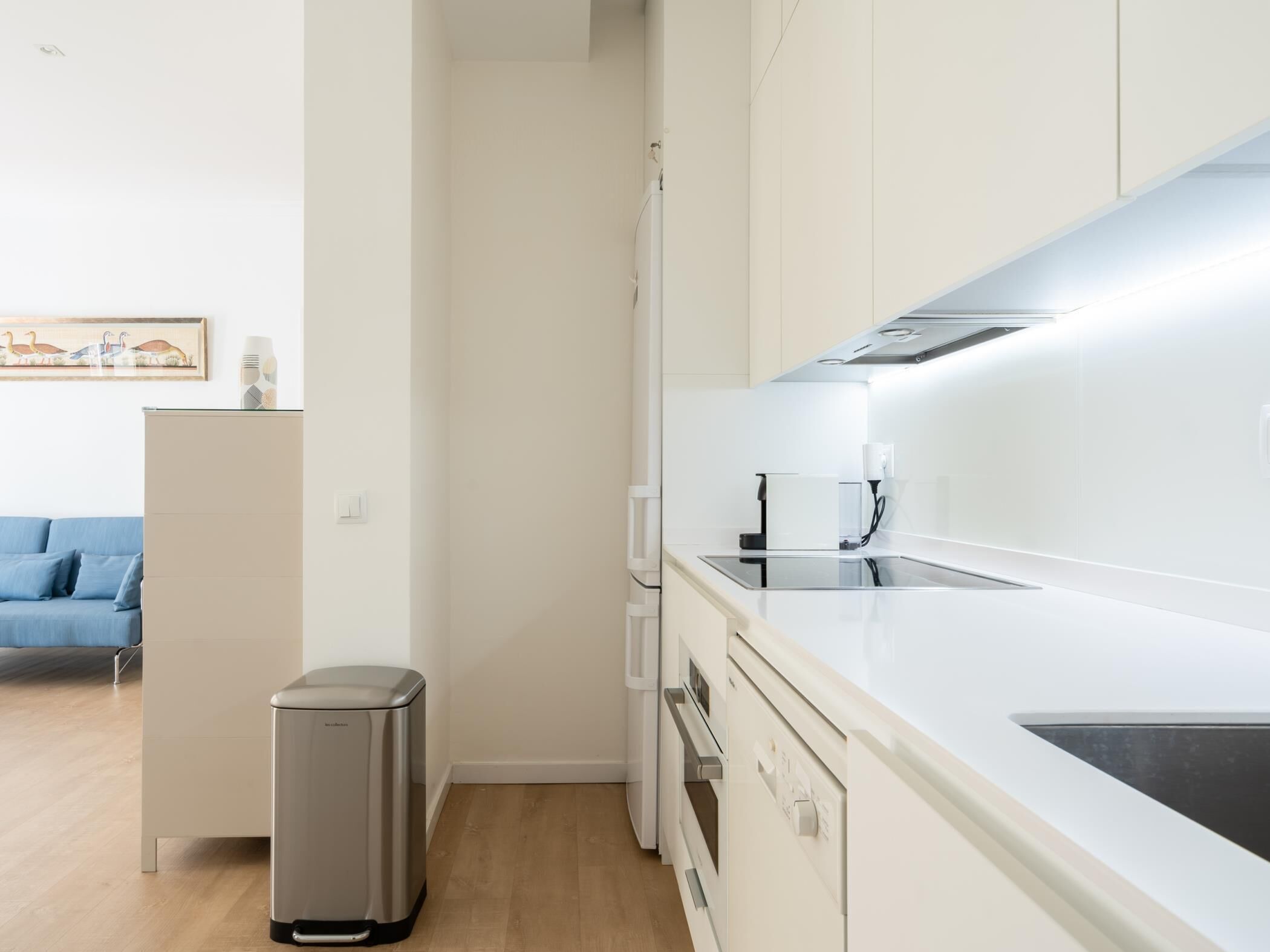 Een koelkast, een magnetron, een oven, een vaatwasser