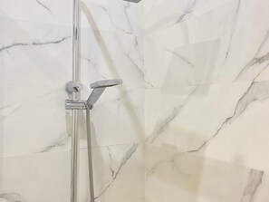 Dusche, Haartrockner, Handtücher