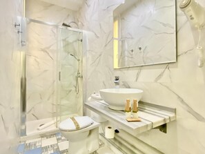 Douche, séchoir à cheveux, serviettes fournies