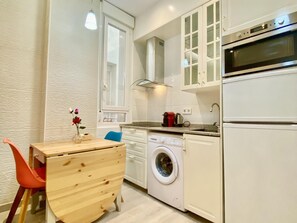 Fridge, microwave, oven, coffee/tea maker