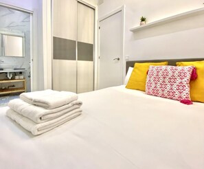 3 slaapkamers, een strijkplank/strijkijzer, internet