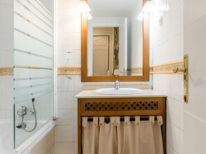 Bathtub, hair dryer, towels