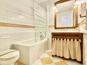 Badewanne, Haartrockner, Handtücher