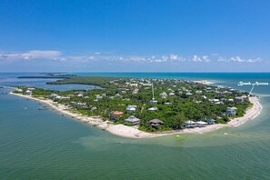 بالقرب من الشاطئ