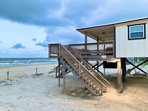 Z Oceanfront offers direct access and excellent view of the ocean!