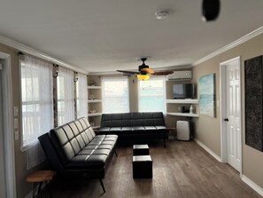 Smart TV - Z Oceanfront offers direct access and excellent view of the ocean! (Surfside Beach)