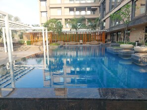 Una piscina al aire libre