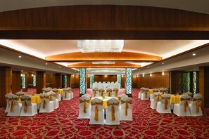 Banquet hall - Ramada by Wyndham Varanasi Katesar (Chandauli)