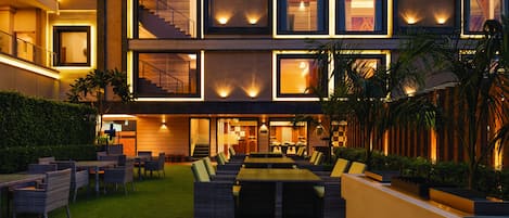 Bar au bord de la piscine