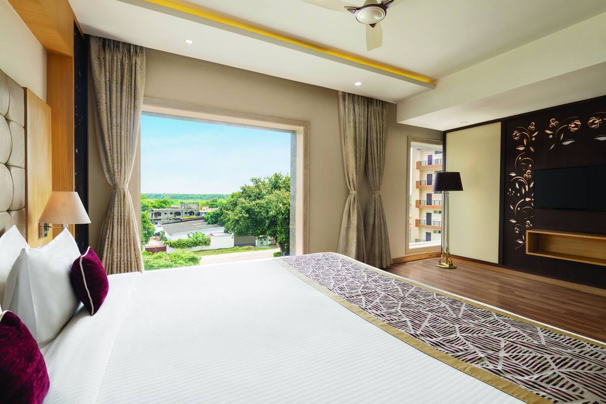 In-room safe, iron/ironing board, bed sheets