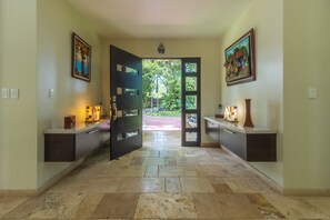 Vista frontal de la propiedad