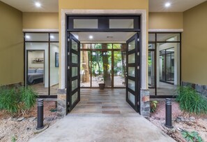 Vista frontal de la propiedad