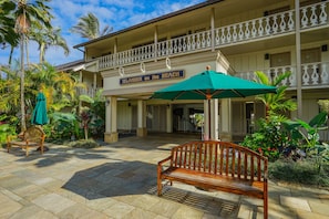 Un hotel con un letrero que dice "Islander on the Beach".