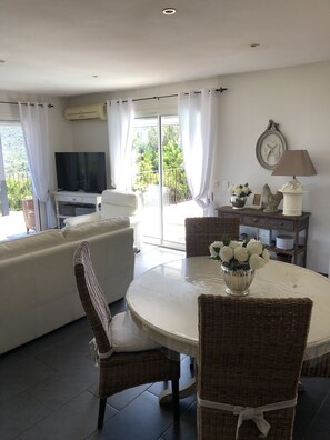 Smart-TV, DVD-spiller og bøker