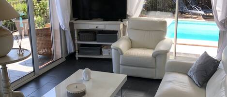 TV connectée, lecteur de DVD, livres