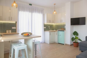 Fridge, oven, stovetop, coffee/tea maker