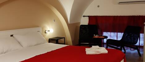 2 habitaciones, escritorio y tabla de planchar con plancha