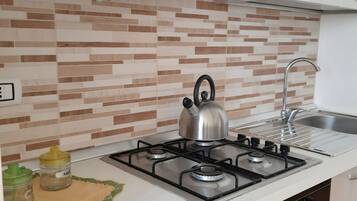 Frigorifero, microonde, forno, piano cottura