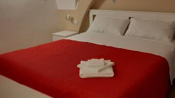 2 camere, una scrivania, ferro/asse da stiro, culla da viaggio