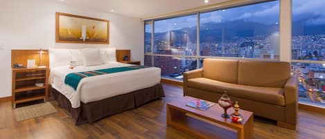 Deluxe-Studiosuite, 1 King-Bett und Schlafsofa | Zimmersafe, Schreibtisch, schallisolierte Zimmer, kostenloses WLAN